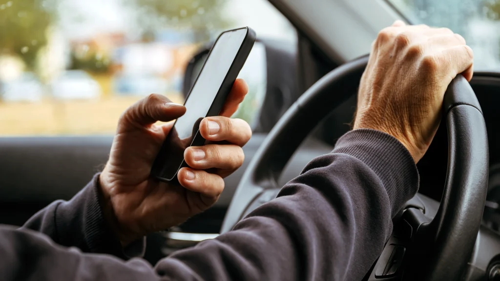 sofer-cu-telefon-mobil-la-volan