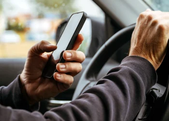 sofer-cu-telefon-mobil-la-volan
