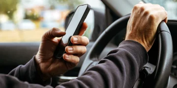 sofer-cu-telefon-mobil-la-volan