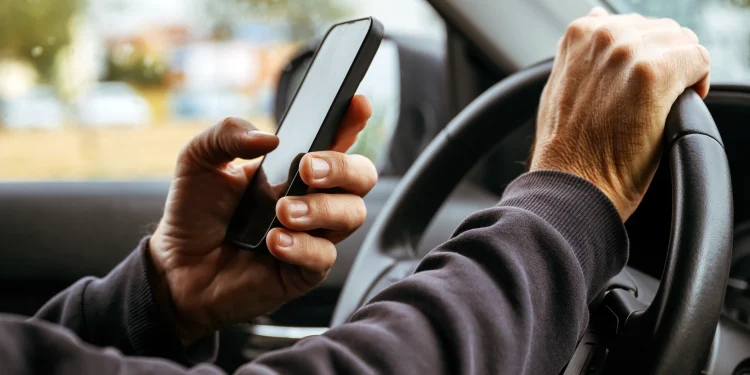 sofer-cu-telefon-mobil-la-volan